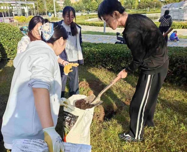 远房堂嫂的妹妹在农校教蔬菜种植,她带学生种的西红柿亩产翻了一倍